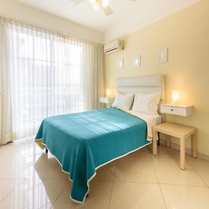 Hotel Shakey